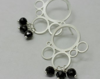 Modern circles motif earrings with black spinel beads