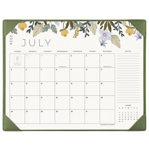 K&ouml;nnte beinhalten: Ein Schreibtischkalender f&uuml;r Juli 2026 mit olivgr&uuml;nen Eckschonern. Der obere Teil zeigt eine florale Illustration mit gelben und hellblauen Blumen. Das Raster enth&auml;lt Wochentage, Daten, einen Notizbereich und eine kleine August-Vorschau.
