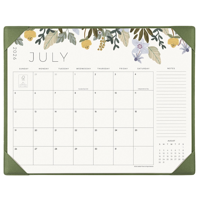 K&ouml;nnte beinhalten: Ein Schreibtischkalender f&uuml;r Juli 2026 mit olivgr&uuml;nen Eckschonern. Der obere Teil zeigt eine florale Illustration mit gelben und hellblauen Blumen. Das Raster enth&auml;lt Wochentage, Daten, einen Notizbereich und eine kleine August-Vorschau.