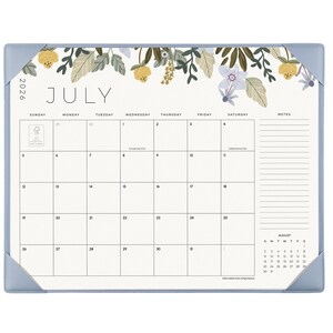 K&ouml;nnte beinhalten: Ein Schreibtischkalender f&uuml;r Juli 2026 mit hellblauem Rand und Eckschonern. Oben befindet sich eine florale Illustration mit gelben und violetten Blumen. Das Raster enth&auml;lt Wochentage, einen Notizbereich und eine kleine Monats&uuml;bersicht f&uuml;r August.