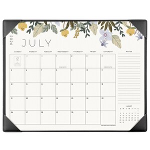 K&ouml;nnte beinhalten: Ein Schreibtischkalender f&uuml;r Juli 2026 mit einer floralen Illustration aus gelben und blauen Blumen sowie gr&uuml;nen Bl&auml;ttern am oberen Rand. Der Kalender hat ein Rasterlayout mit einem Notizbereich auf der rechten Seite und schwarzen Ecken.