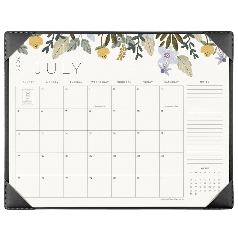 K&ouml;nnte beinhalten: Ein Schreibtischkalender f&uuml;r Juli 2026 mit einer floralen Illustration aus gelben und blauen Blumen sowie gr&uuml;nen Bl&auml;ttern am oberen Rand. Der Kalender hat ein Rasterlayout mit einem Notizbereich auf der rechten Seite und schwarzen Ecken.
