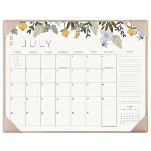 K&ouml;nnte beinhalten: Ein Schreibtischkalender f&uuml;r Juli 2026 mit einer floralen Illustration am oberen Rand, bestehend aus gelben und hellvioletten Blumen sowie gr&uuml;nen Bl&auml;ttern. Der Kalender enth&auml;lt ein Datumsraster, einen Notizbereich und eine kleine Monats&uuml;bersicht f&uuml;r August.