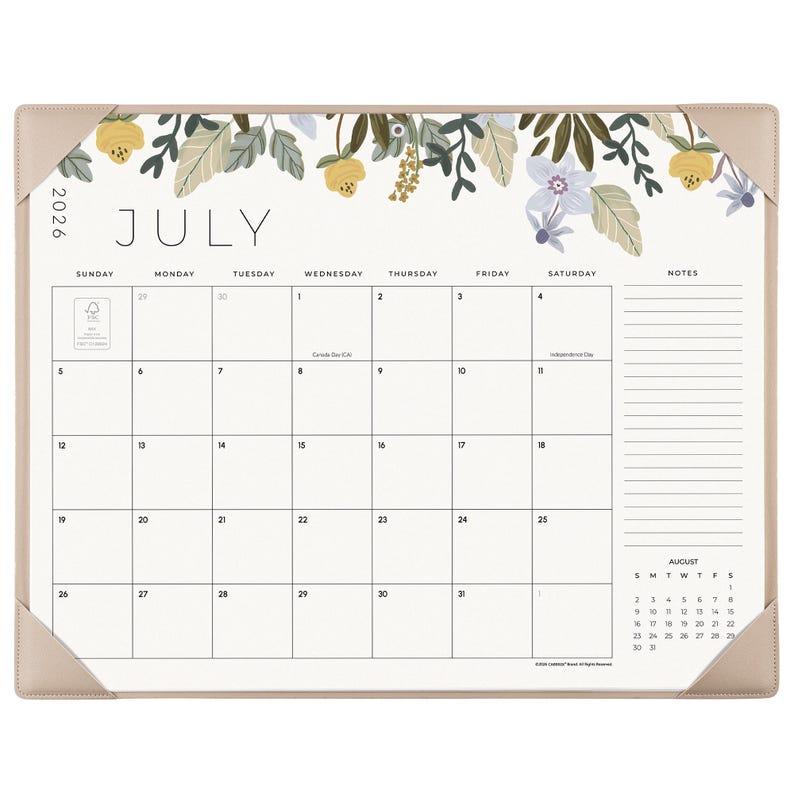 K&ouml;nnte beinhalten: Ein Schreibtischkalender f&uuml;r Juli 2026 mit einer floralen Illustration am oberen Rand, bestehend aus gelben und hellvioletten Blumen sowie gr&uuml;nen Bl&auml;ttern. Der Kalender enth&auml;lt ein Datumsraster, einen Notizbereich und eine kleine Monats&uuml;bersicht f&uuml;r August.