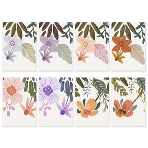 K&ouml;nnte beinhalten: Acht rechteckige Karten mit Blumenillustrationen auf wei&szlig;em Hintergrund. Jede Karte zeigt eine einzigartige Kombination aus gemalten Blumen und Bl&auml;ttern in verschiedenen Farben, darunter Hellblau, Lila, Rosa, Orange und Gr&uuml;n.