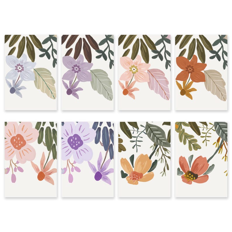 K&ouml;nnte beinhalten: Acht rechteckige Karten mit Blumenillustrationen auf wei&szlig;em Hintergrund. Jede Karte zeigt eine einzigartige Kombination aus gemalten Blumen und Bl&auml;ttern in verschiedenen Farben, darunter Hellblau, Lila, Rosa, Orange und Gr&uuml;n.