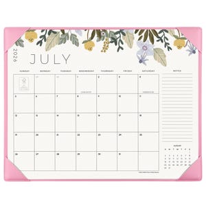 K&ouml;nnte beinhalten: Ein Schreibtischkalender f&uuml;r Juli 2026 mit rosa Eckschonern. Der obere Bereich zeigt eine florale Illustration mit gelben und hellvioletten Blumen sowie gr&uuml;nen Bl&auml;ttern. Das Raster enth&auml;lt Wochentage, Daten und einen Bereich f&uuml;r Notizen.
