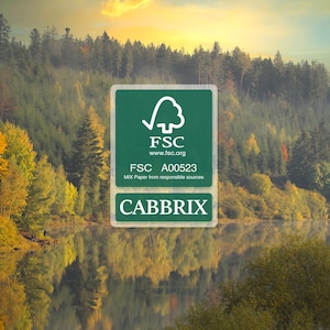 K&ouml;nnte beinhalten: Ein rechteckiges gr&uuml;nes Schild mit wei&szlig;em Text und einem wei&szlig;en Baum-Symbol. Das Schild zeigt das FSC-Logo, den Text 'www.fsc.org', 'FSC A00523', 'MIX Paper from responsible sources' sowie den Markennamen 'CABBRIX' in fetter wei&szlig;er Schrift.
