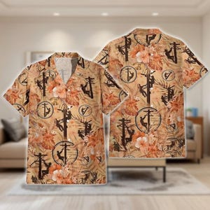 Op de afbeelding: Twee shirts met korte mouwen en knopen met een herhalend patroon van klimmers op elektriciteitspalen, elektriciteitspalen en bloemelementen in tinten bruin, oranje en wit. De shirts hebben een klassieke kraag en een knoopsluiting.