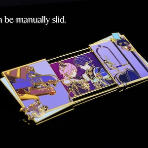 Op de afbeelding: Een witte keramische mok met een zwarte handgreep en de tekst "But First, Coffee" in een zwarte, vette letter. De mok staat op een houten oppervlak. De mok is ongeveer 10 cm hoog.