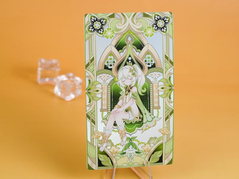 Puede incluir: Una tarjeta rectangular con un personaje de estilo anime con cabello blanco y ropa verde. La tarjeta tiene un borde decorativo verde y beige con patrones florales y geom&eacute;tricos. El fondo es de color naranja s&oacute;lido.