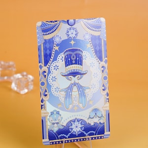 Puede incluir: Tarjeta ilustrada azul y blanca con un personaje caprichoso con sombrero de copa y pajarita. La tarjeta tiene un borde decorativo con estrellas y elementos florales. El fondo es un degradado de azul claro y blanco.