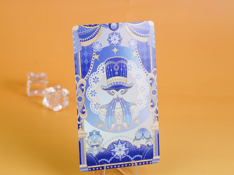 Puede incluir: Tarjeta ilustrada azul y blanca con un personaje caprichoso con sombrero de copa y pajarita. La tarjeta tiene un borde decorativo con estrellas y elementos florales. El fondo es un degradado de azul claro y blanco.