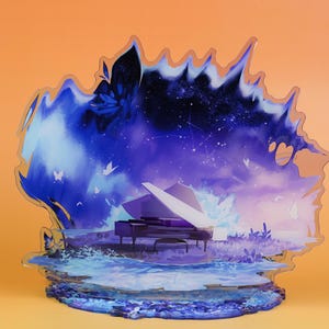 Op de afbeelding: Een decoratief acryl stuk met een vleugel tegen een dromerige, hemelse achtergrond. Het kunstwerk toont een paars en blauw kleurenpalet met een sterrenhemel, vlinders en waterelementen. Het stuk heeft een uniek, gelaagd ontwerp.