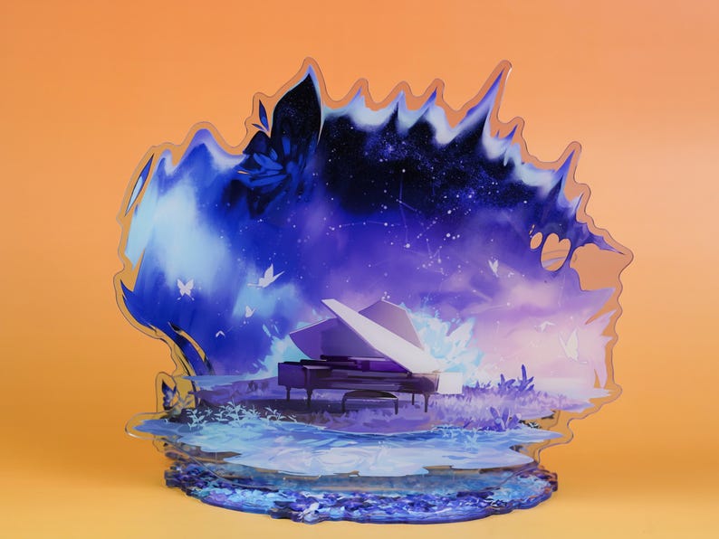 Op de afbeelding: Een decoratief acryl stuk met een vleugel tegen een dromerige, hemelse achtergrond. Het kunstwerk toont een paars en blauw kleurenpalet met een sterrenhemel, vlinders en waterelementen. Het stuk heeft een uniek, gelaagd ontwerp.