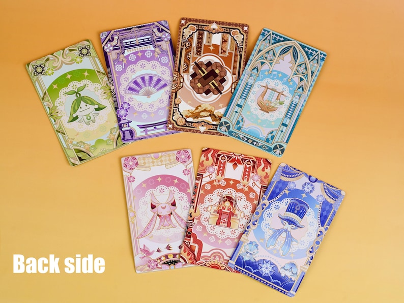 Puede incluir: Seis tarjetas decorativas con dise&ntilde;os intrincados. Cada tarjeta presenta una combinaci&oacute;n de colores &uacute;nica, incluyendo verde, morado, marr&oacute;n, azul, rosa y rojo. Las tarjetas tienen ilustraciones detalladas y bordes decorativos. El texto "Back side" es visible.