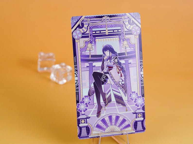 Puede incluir: Una tarjeta rectangular con una ilustraci&oacute;n detallada de un personaje con un kimono morado y blanco, sobre un fondo de una estructura japonesa tradicional. La tarjeta tiene una combinaci&oacute;n de colores morado y blanco con elementos florales y arquitect&oacute;nicos.