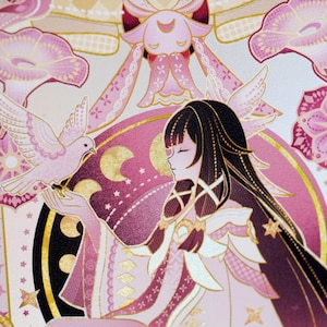 Puede incluir: Ilustraci&oacute;n detallada en tonos rosa y dorado, que representa a una mujer con largo cabello negro y una paloma. La obra de arte incorpora elementos florales y celestiales. La mujer tiene los ojos cerrados y la paloma est&aacute; posada en su mano. El dise&ntilde;o tiene acentos dorados.