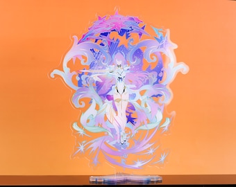 Op de afbeelding: Een decoratieve acrylstandaard met een gestileerde figuur met vloeiend haar en sierlijke, wervelende ontwerpen in tinten paars, blauw en wit. De figuur staat tegen een oranje achtergrond. De standaard is transparant.