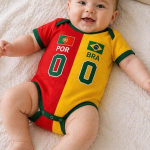 Benutzerdefinierte Dual Country Baby Bodysuit, Split Flagge Name Nummer Outfit, personalisierte Fußball Baby Jersey, halbe Flagge Neugeborenen Geschenk