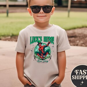 Camiseta de héroe de la suerte, camiseta de Spiderman para el Día de San Patricio, camiseta de araña con trébol, camiseta de Marvel para el Día de San Patricio, camiseta de héroe verde para niño, camiseta de superhéroe de la suerte imagen 1