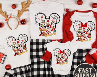Camiseta personalizada de Disney Feliz Navidad, camiseta navideña de Mickey y sus amigos, camiseta navideña de Disney con nombre personalizado, camiseta de viaje a Disneyland