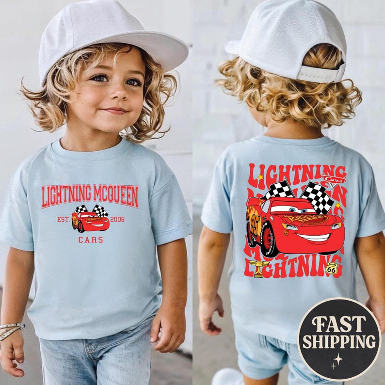 Puede incluir: Camiseta azul claro de Lightning McQueen Cars. La parte delantera presenta el texto "Lightning McQueen" y un gr&aacute;fico del coche con banderas a cuadros. La parte trasera tiene un gr&aacute;fico m&aacute;s grande del coche con el texto "Lightning McQueen Cars".