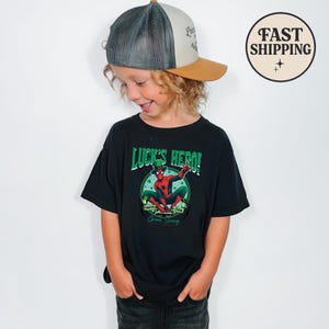 Camiseta de héroe de la suerte, camiseta de Spiderman para el Día de San Patricio, camiseta de araña con trébol, camiseta de Marvel para el Día de San Patricio, camiseta de héroe verde para niño, camiseta de superhéroe de la suerte imagen 2