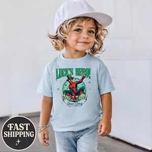 Puede incluir: Camiseta azul claro con un dise&ntilde;o de Spider-Man con un sombrero de duende verde. El texto en la camiseta dice "Luck's Hero!" y "Forever & Ever Green Swag Happy St. Patrick's Day."