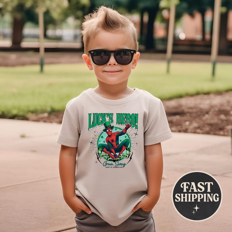 Camiseta de héroe de la suerte, camiseta de Spiderman para el Día de San Patricio, camiseta de araña con trébol, camiseta de Marvel para el Día de San Patricio, camiseta de héroe verde para niño, camiseta de superhéroe de la suerte imagen 1