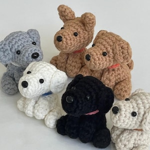 Puede incluir: Seis figuras de perros de ganchillo hechas a mano en varios colores: gris, marrón, blanco, negro y crema. Cada perro tiene ojos de botón negros y un pequeño collar. Los perros están hechos a mano y tienen un aspecto suave y texturizado.