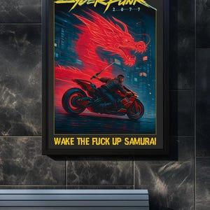 Puede incluir: P&oacute;ster enmarcado con el texto "Cyberpunk 2077" y "Wake the Fuck Up Samurai". La obra de arte presenta a una persona en una motocicleta roja con un drag&oacute;n rojo y un horizonte urbano. El p&oacute;ster est&aacute; en un marco negro.