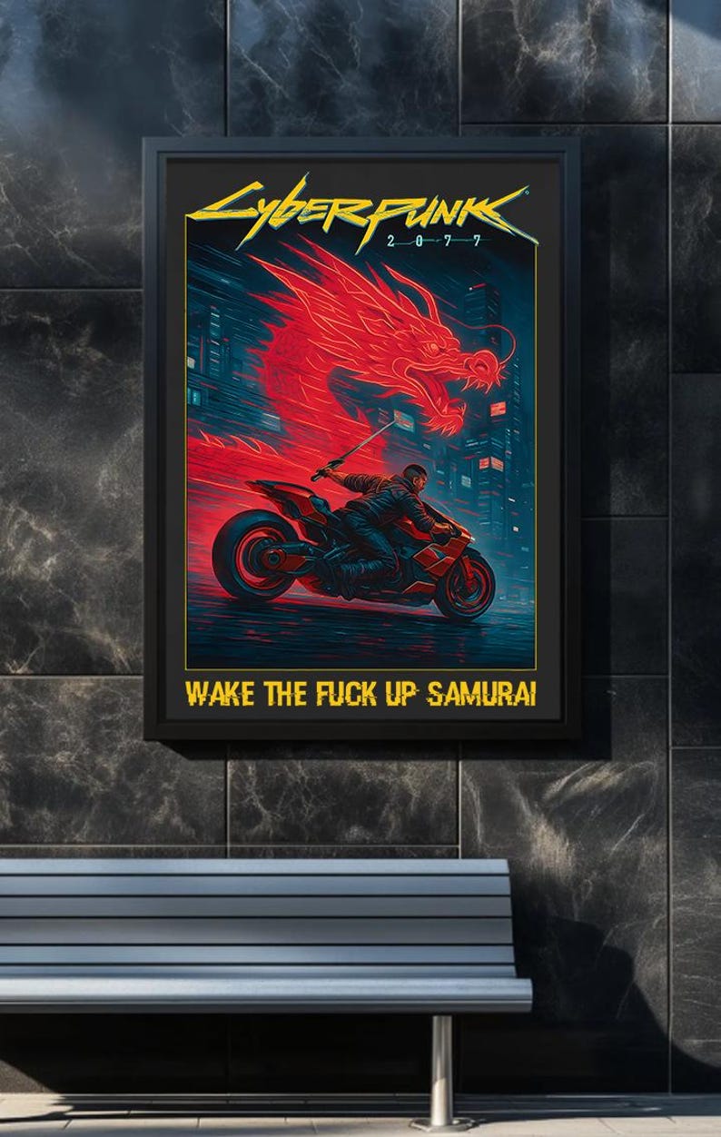 Puede incluir: P&oacute;ster enmarcado con el texto "Cyberpunk 2077" y "Wake the Fuck Up Samurai". La obra de arte presenta a una persona en una motocicleta roja con un drag&oacute;n rojo y un horizonte urbano. El p&oacute;ster est&aacute; en un marco negro.