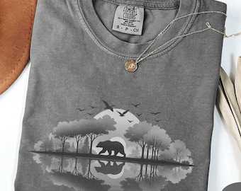 Camiseta gráfica Comfort Colors® Bear & Forest: Camiseta unisex para amantes de la naturaleza