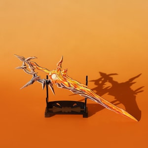 Könnte beinhalten: Ein detailliertes Fantasy-Schwert mit feurigem Orange- und Gelbton, ausgestellt auf einem schwarzen Ständer. Die Klinge hat komplizierte Designs und ein sonnenähnliches Emblem in der Mitte. Die Gesamtlänge des Schwertes beträgt ca. 61 cm.