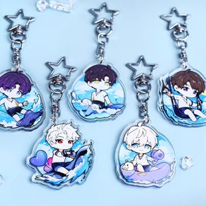 Puede incluir: Cinco llaveros acrílicos con ilustraciones de dibujos animados de personajes de anime con temática de verano. Cada llavero presenta un personaje diferente con elementos relacionados con el agua, como olas, un columpio y un flotador.