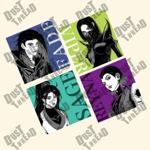 Puede incluir: Cuatro ilustraciones cuadradas con retratos de personajes, cada una sobre un fondo de color diferente. Los personajes están etiquetados como "FADE", "VIPER", "SAGE" y "REYNA". El fondo tiene un patrón repetido de las palabras "DUST THREAD".