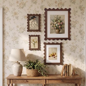 Peut inclure: Une console en bois supporte une lampe en céramique, un panier tressé avec de la verdure et des livres. Au-dessus, quatre cadres festonnés marron foncé présentent des illustrations d'une personne, d'un bouquet, de fleurs et de poires avec cerises.