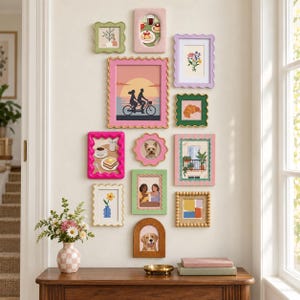 Peut inclure: Un mur de cadres composé de douze cadres photo assortis de différentes couleurs, formes et textures, incluant des modèles festonnés, perlés et arqués. Les cadres contiennent diverses illustrations de nourriture, d'animaux et de personnes.