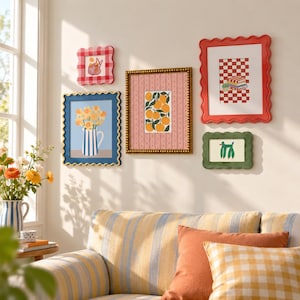 Peut inclure: Un ensemble de cinq cadres muraux décoratifs. La collection comprend un petit cadre carré à carreaux rouges et blancs, un cadre bleu ondulé avec des fleurs, un cadre doré perlé avec des oranges, un grand cadre rouge ondulé et un petit cadre vert.