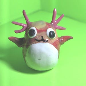 Marmoriert rot grün blau Polymer Clay Axolotl Figur: Kawaii Schreibtisch Haustier, Fantasie Tier