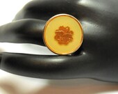 60s Ring Embossed Flower Vintage Women 39 s lucite pale Cream background Gold tone Band and Flower Adjustable sz 7