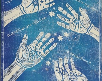 Grabado original en linóleo "Pirkei Avot", "No estás obligado a completar la obra, ni eres libre de abandonarla".