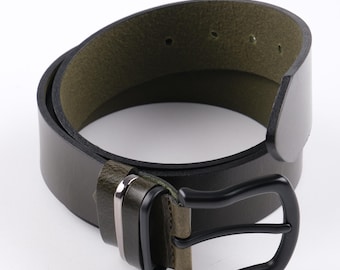 Handgemaakte olijfgroene leren riem van Deary Leather, matzwarte nikkelvrije gesp, echt rundleer