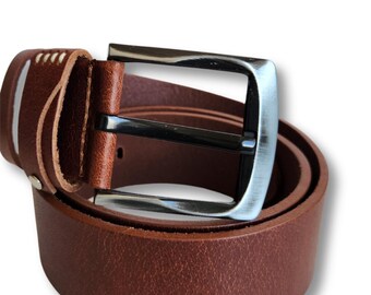 Bruine leren herenriem met zwarte zamak gesp, vintage afwerking, 40 mm breed.