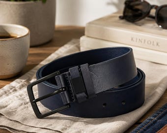 Deary Leather herenriem van echt leer, diep marineblauw, matzwarte gesp, minimalistisch modern