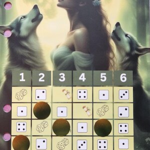 Könnte beinhalten: Brettspiel "Mond Dingo" mit einer Frau, zwei Wölfen und einem Vollmond. Das Spielbrett hat ein Raster mit Zahlen, Würfeln und runden Markierungen. Das Thema ist Fantasy.