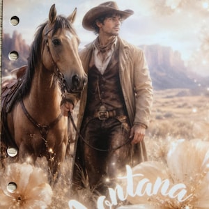 Könnte beinhalten: Eine Planereinlage mit einem Cowboy in braunem Hut, Weste und Mantel, der neben einem braunen Pferd in einer Wüstenlandschaft steht. Das Bild enthält weiße Blumenmotive, das Wort Montana in Schreibschrift sowie den Text FlowerBudgetByManu und Artur.783.