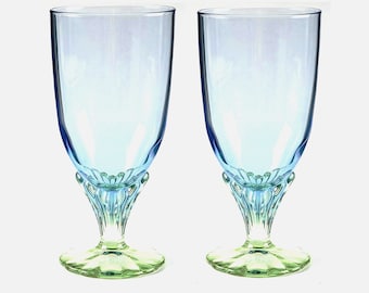 Könnte beinhalten: Set aus vier blauen und grünen Glasbechern mit einem Stiel. Die Gläser sind ombre, von hellblau zu dunkelblau verblassend.