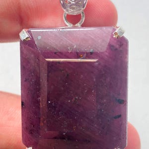 256 CTS Naturlig Rubinhänge, Sterlingsilverbezel, Facetterad Djupröd Ädelstensmycke N11-1